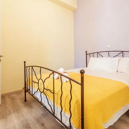 Rose Nest - Urban Comfy Escape Apartment Kalamata