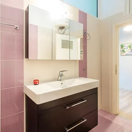 Rose Nest - Urban Comfy Escape Appartement Kalamáta